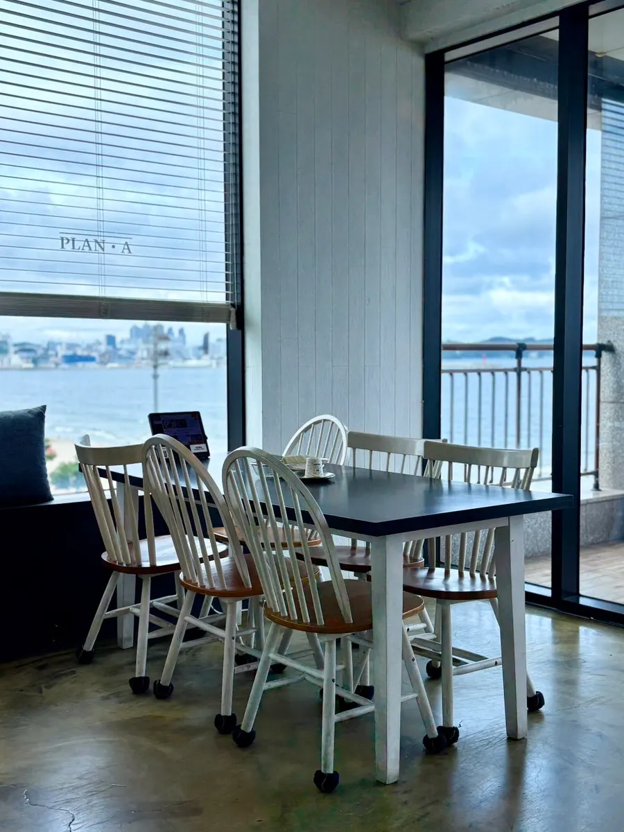 Window-side tables and interior view