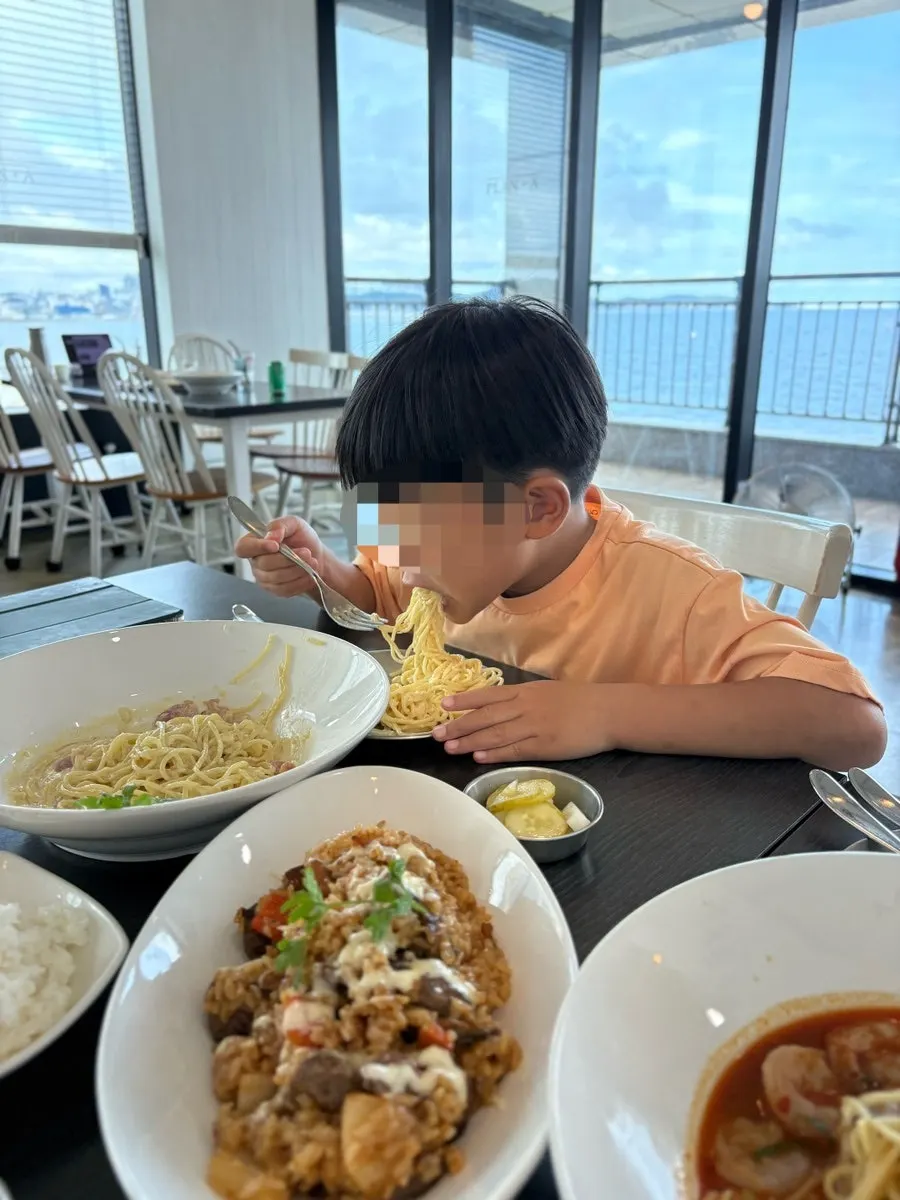Carbonara noodles twirled around a fork