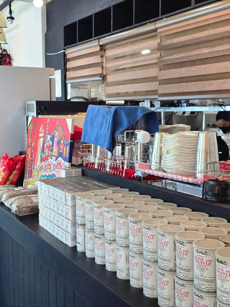 매장 내부에 진열된 요리 재료와 접시