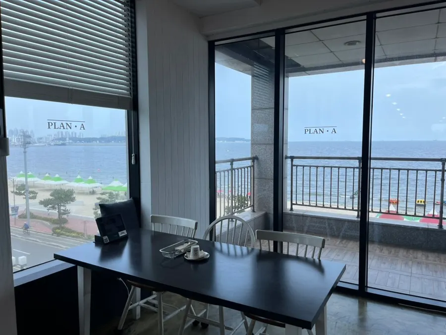 Plan A dining hall seats with a view of the Songdo sea