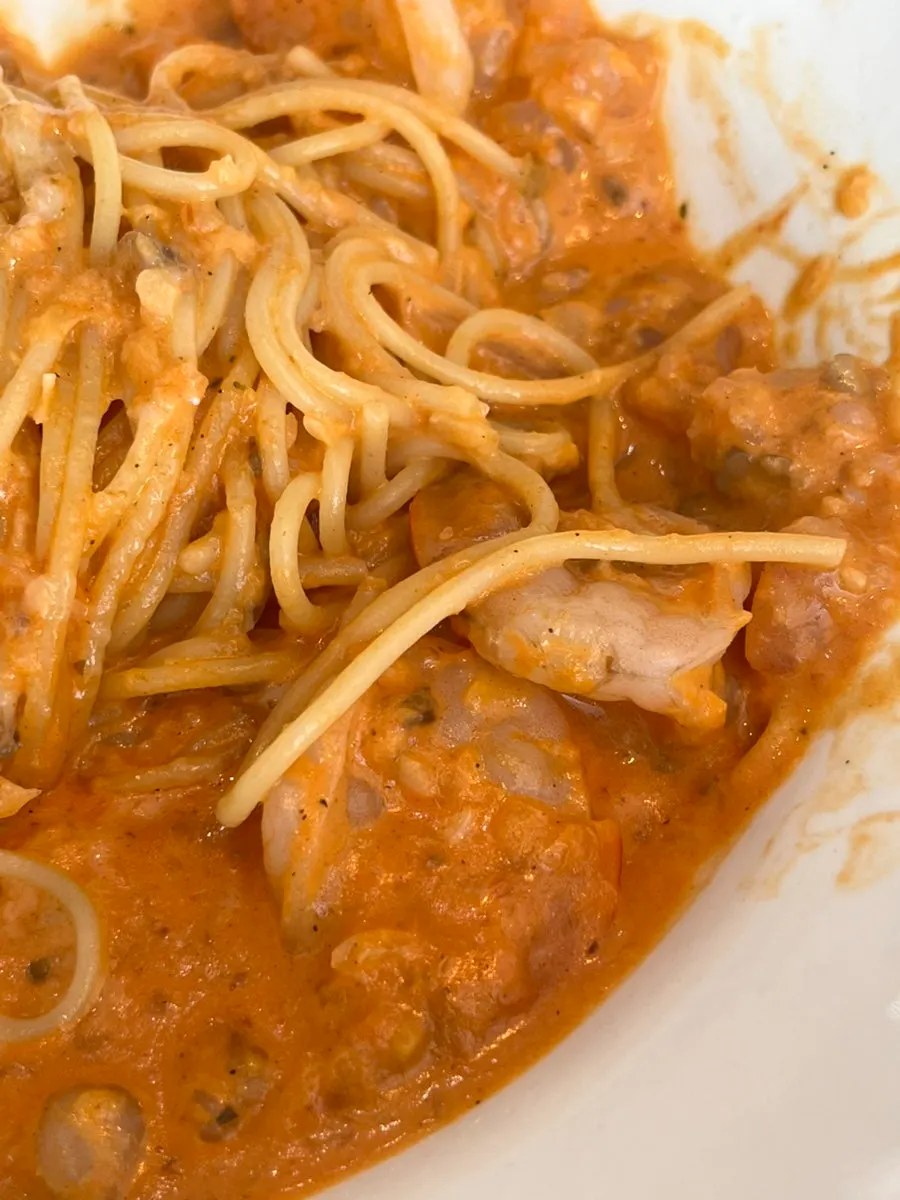 Sauce and shrimp in the shrimp rosé spaghetti