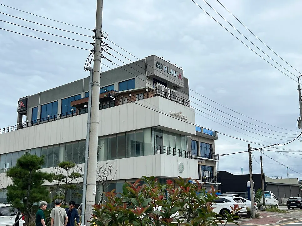 플랜에이레스토랑 건물 입구 주변