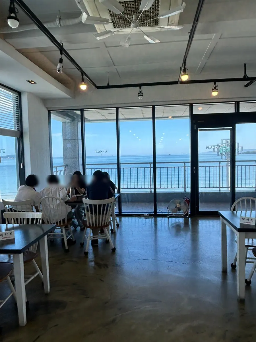창가 쪽 테이블이 있는 매장 전경