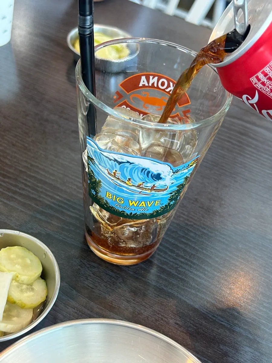 음식을 기다리는 테이블 세팅
