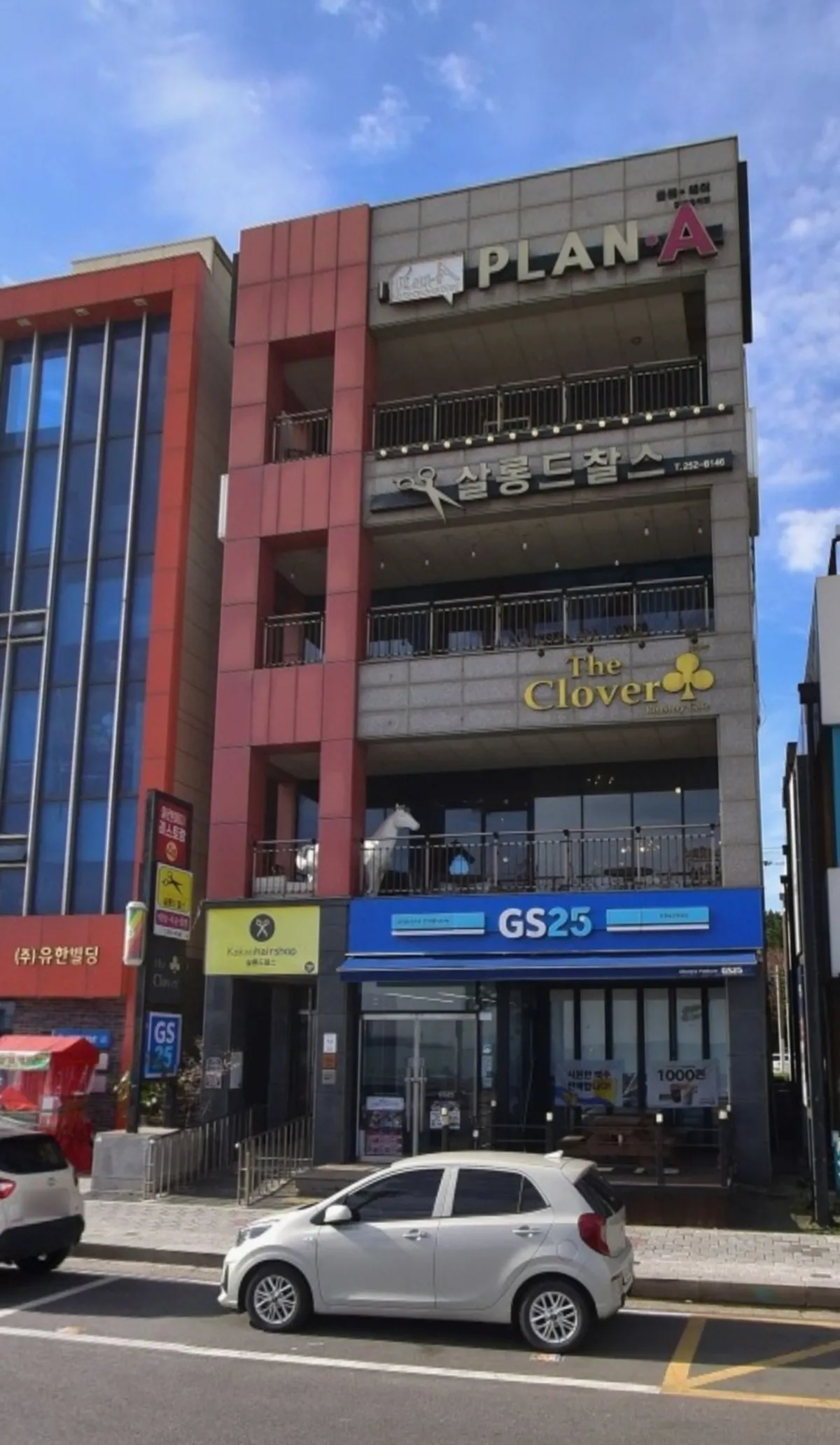 송도해수욕장 해안도로변 플랜에이레스토랑이 있는 건물 외관