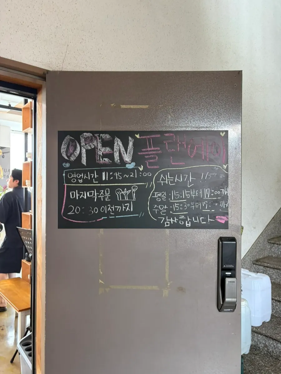 Elevator area leading up to the 4th-floor restaurant