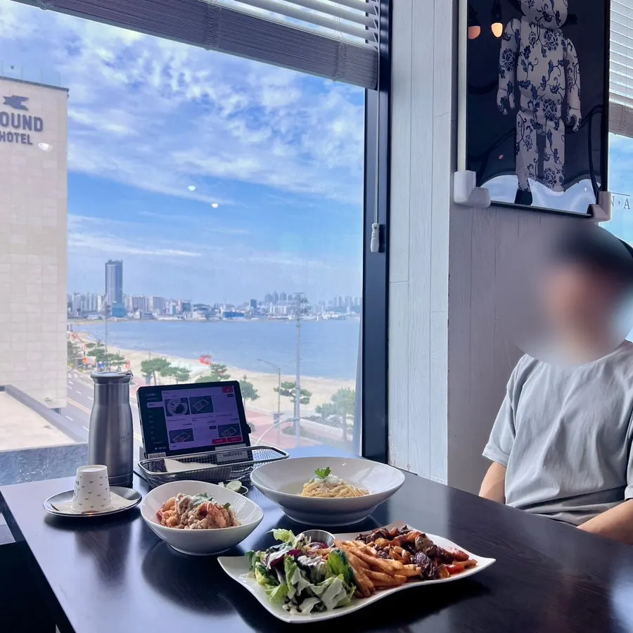 플랜에이레스토랑 실내 좌석과 오션뷰