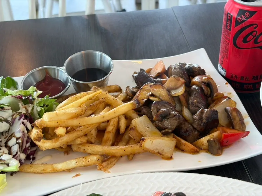 Salad plate with sautéed mushrooms and tomatoes
