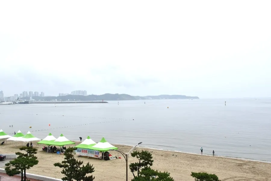 Ocean view of Songdo Beach from the 4th-floor window of Plan A Restaurant