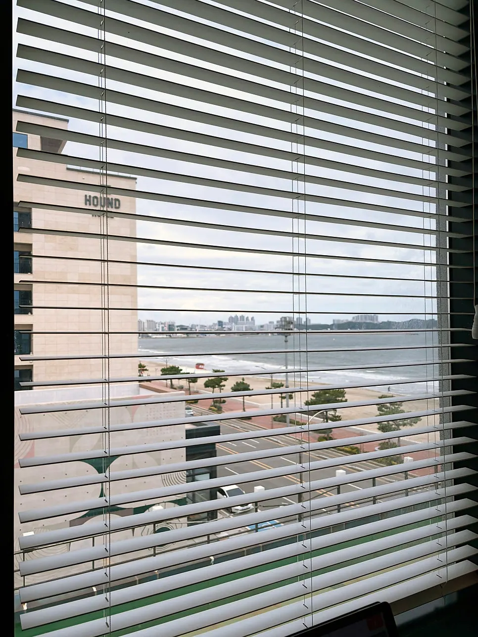 Table seating along the side window line