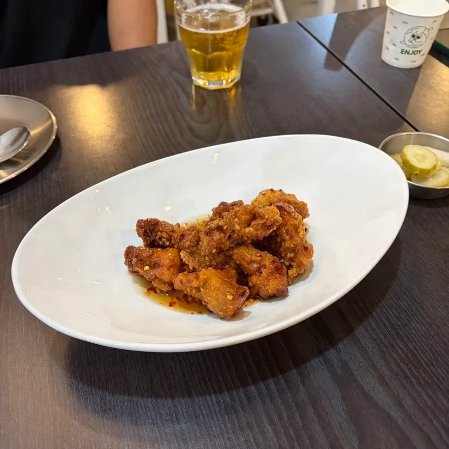 Spicy chili sauce fried chicken, the first dish served