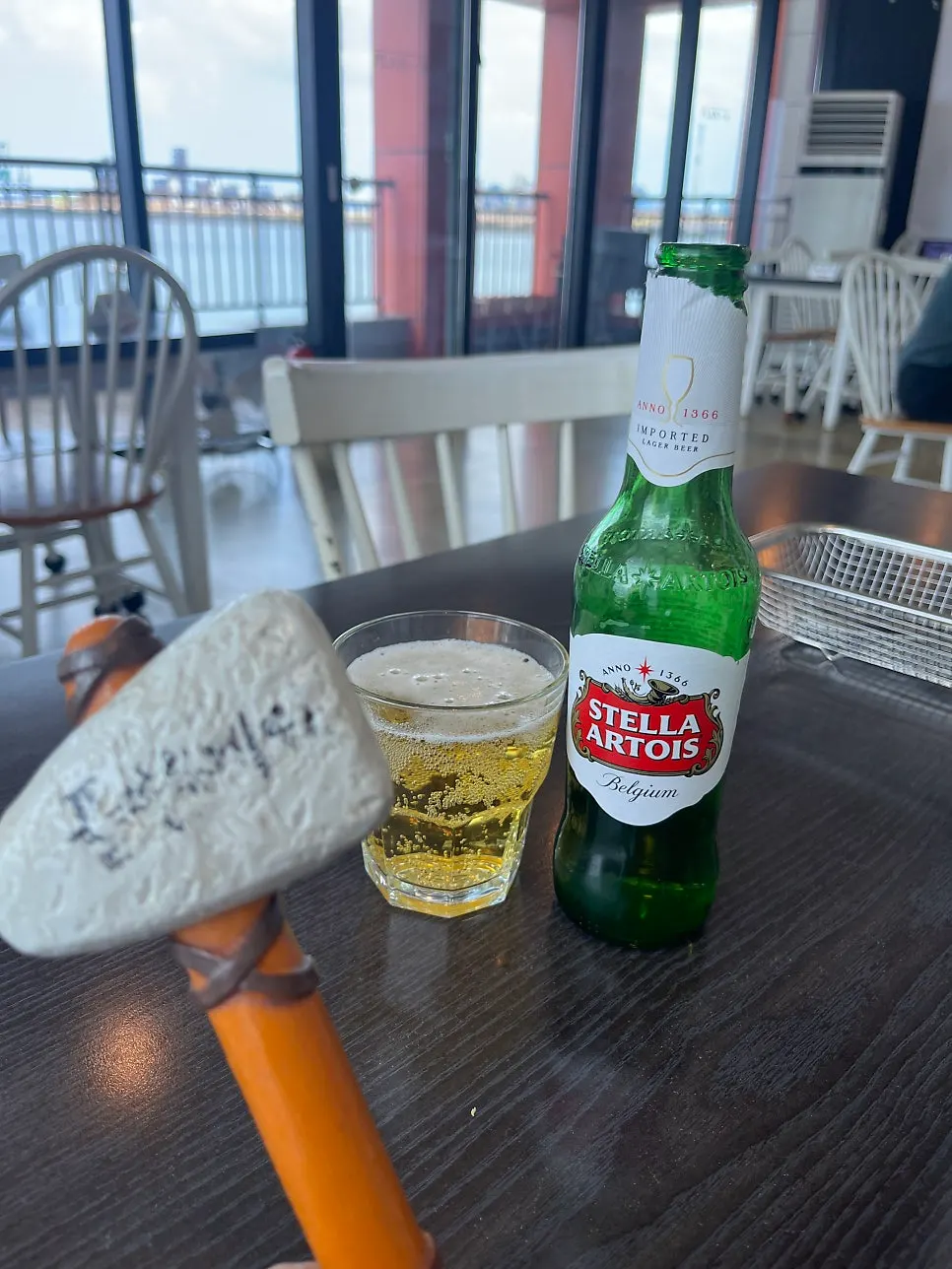 테이블에 놓인 맥주와 잔
