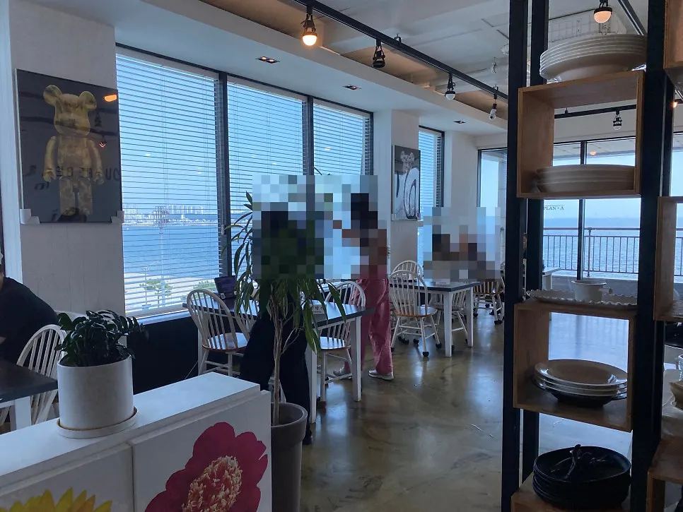 평일 점심 손님으로 찬 매장 내부