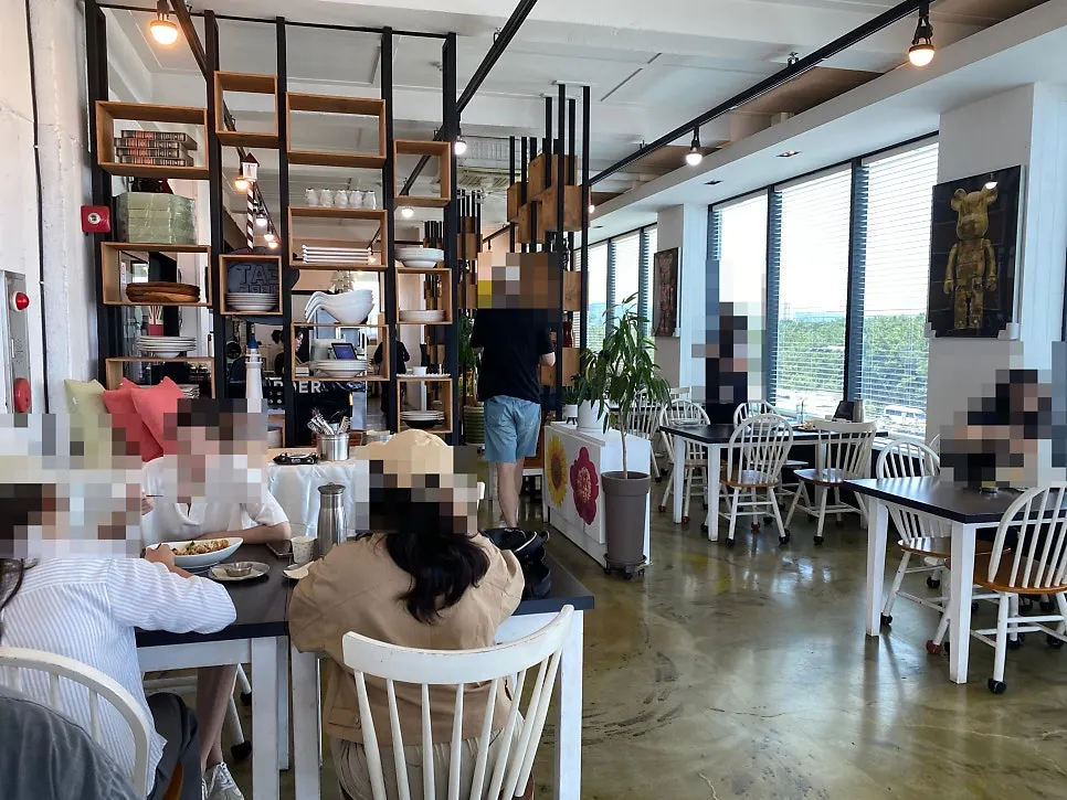 창가 좌석이 있는 레스토랑 내부