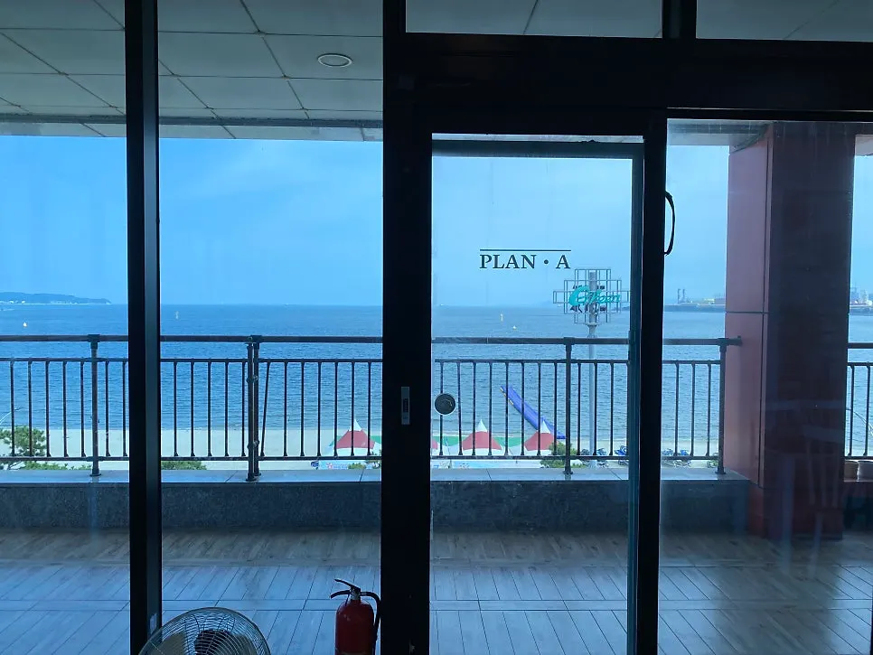 창 너머 송도해수욕장이 보이는 자리