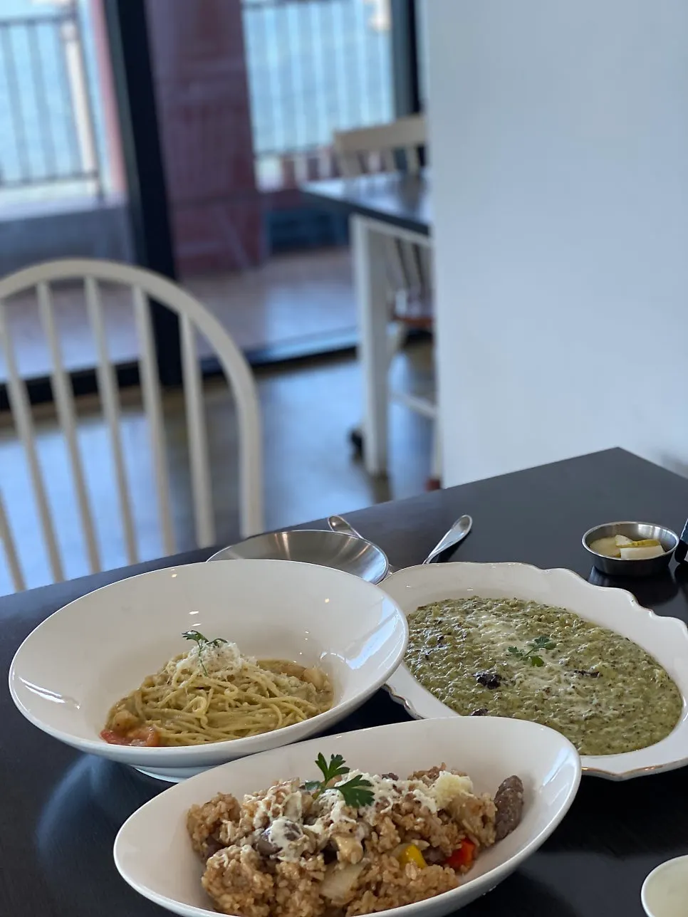 테이블에 차려진 파스타와 리소토, 필라프