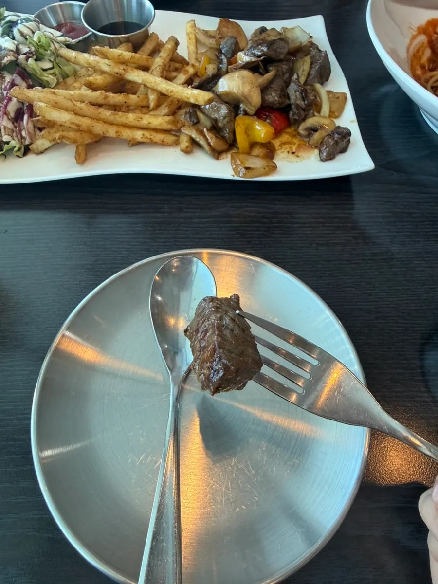 바다 보면서 먹는 점심 테이블