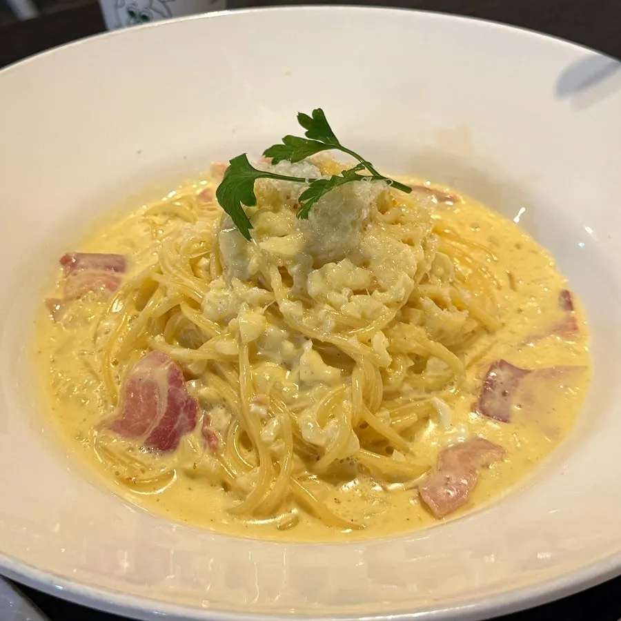 테이블에 차려진 파스타와 필라프, 샐러드 상차림
