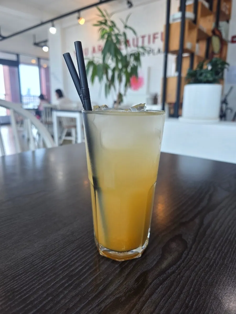 주문한 오렌지 에이드 한 잔