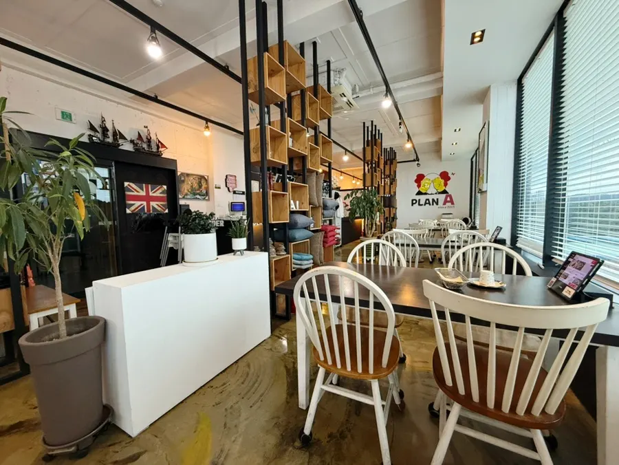 View of the dining room during the early dinner hour