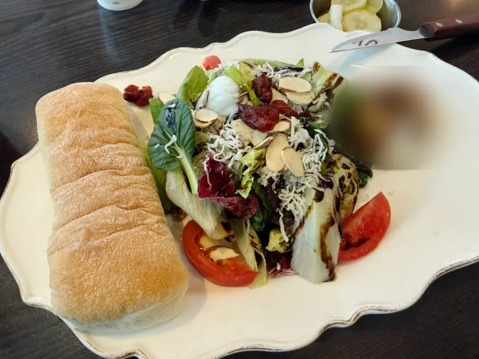 The burrata cheese salad, the first dish to arrive