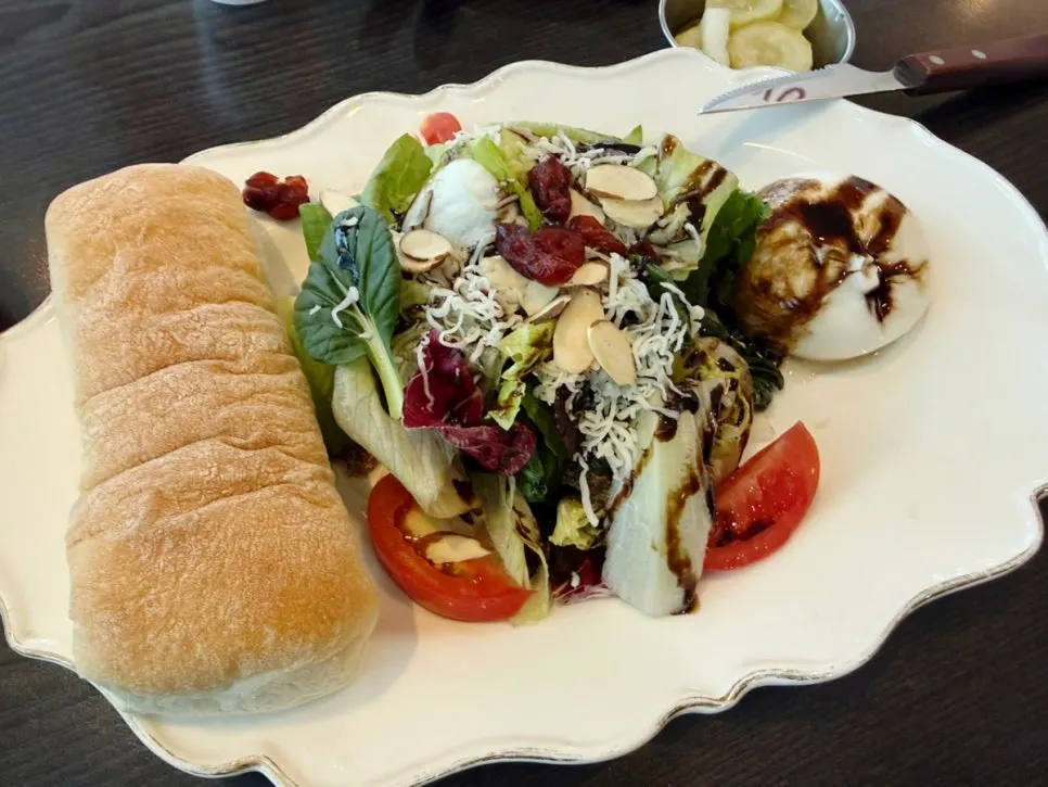 Burrata cheese salad served with warm bread