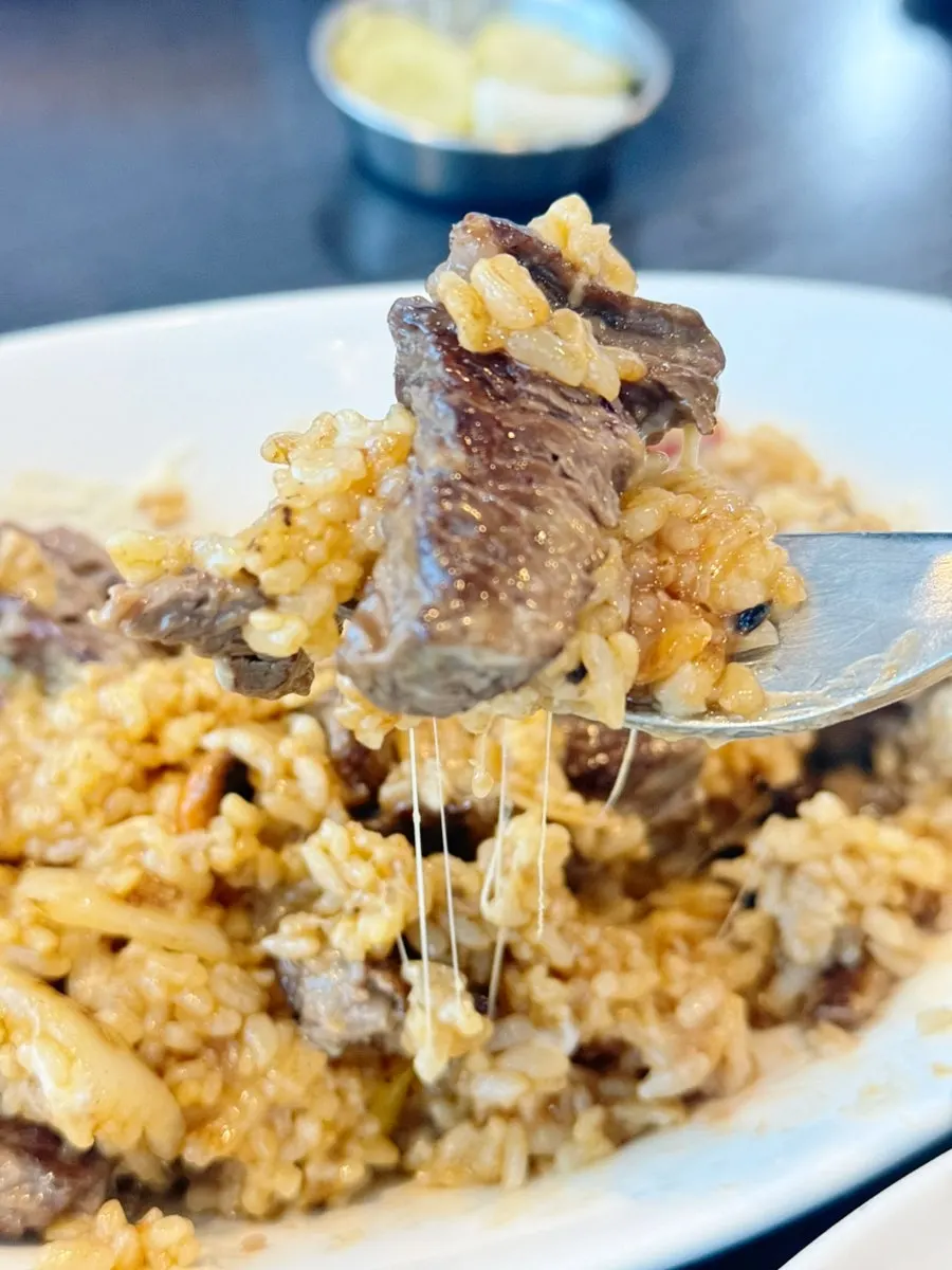 Beef pilaf topped with chunks of beef