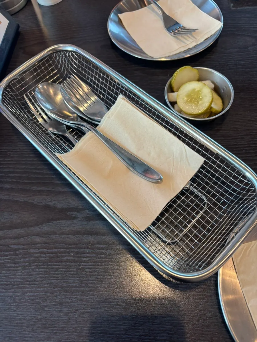 올드한 매력이 느껴지는 레스토랑 인테리어