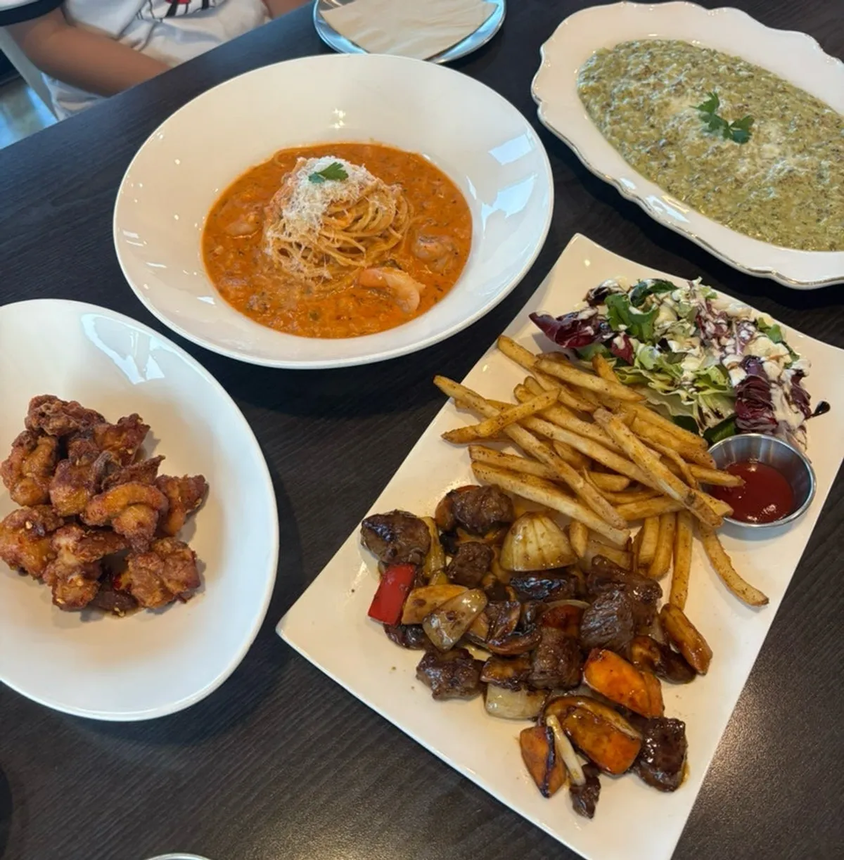 찹스테이크와 리소토, 파스타가 함께 올려진 테이블