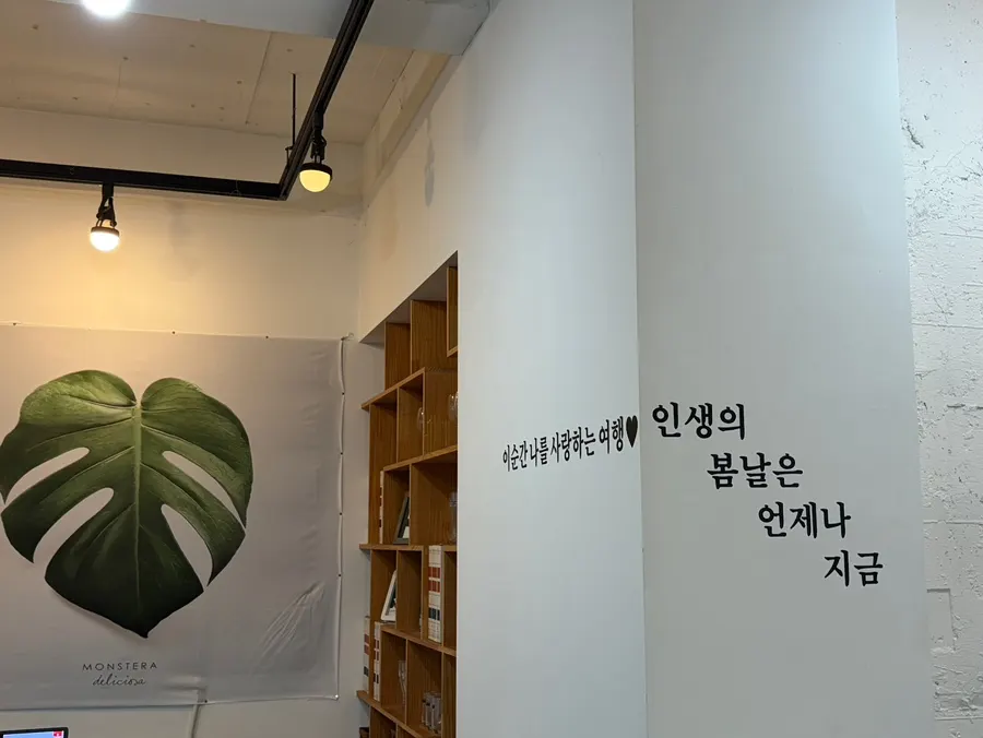 플랜에이레스토랑 오픈 주방이 보이는 실내