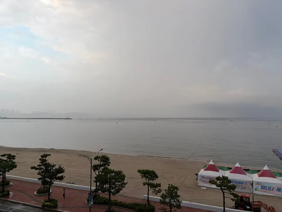 비 오는 날 창밖으로 보이는 송도해수욕장 오션뷰
