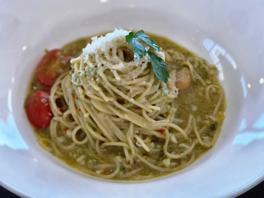 Green-tinted cheongyang pepper aglio olio