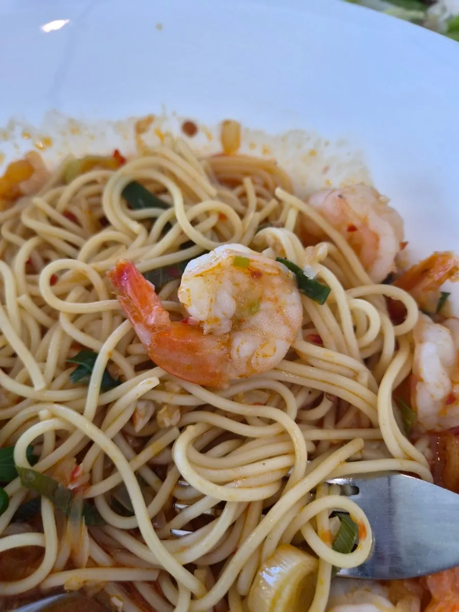 Shrimp soup spaghetti with large shrimp