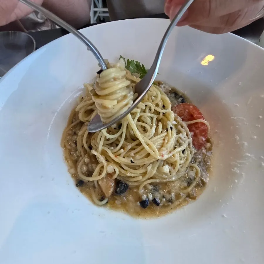Truffle aglio e olio pasta