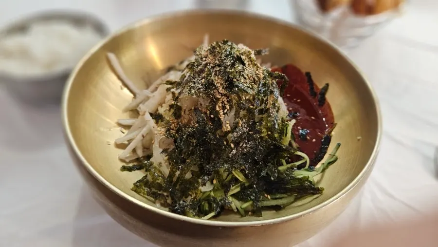 Half-and-half mulhoe piled generously with raw fish
