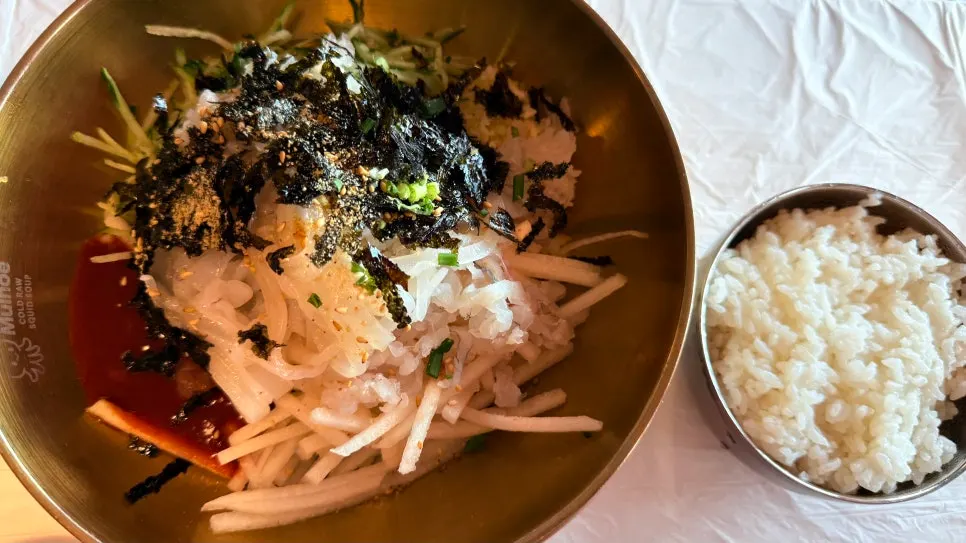 Half-and-half mulhoe with squid and chamgajami