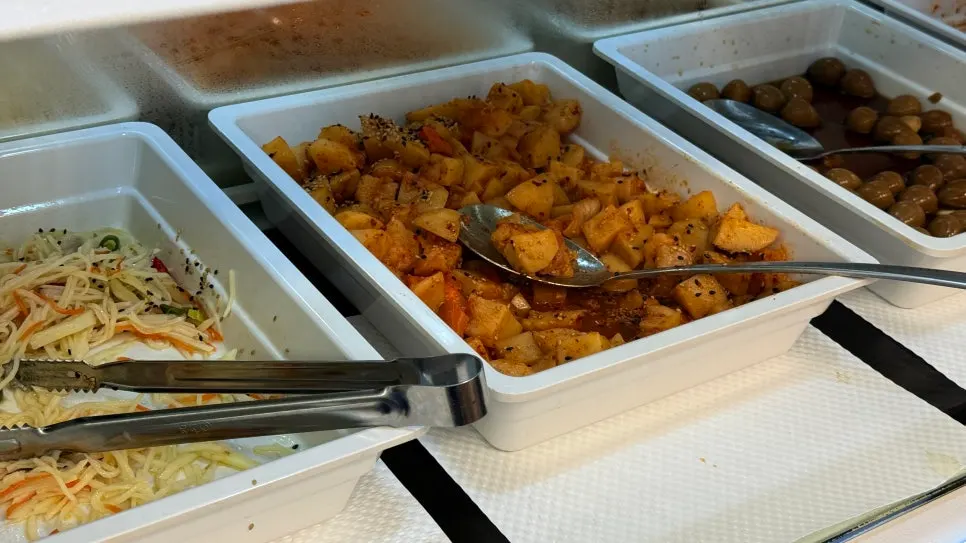Ppwang Mulhoe side dishes and self-service bar