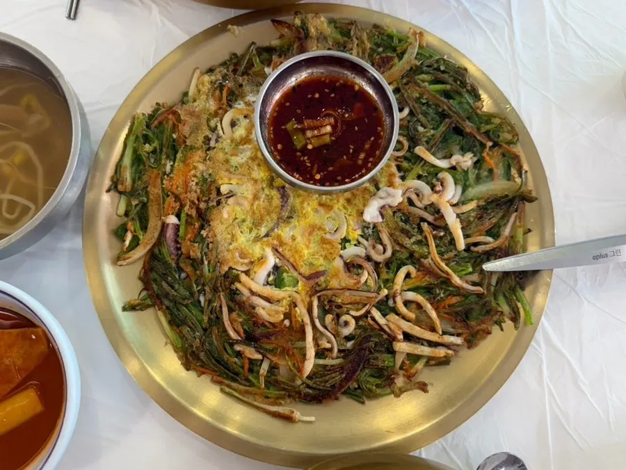 Three-combo mulhoe with squid, flounder, and assorted fish