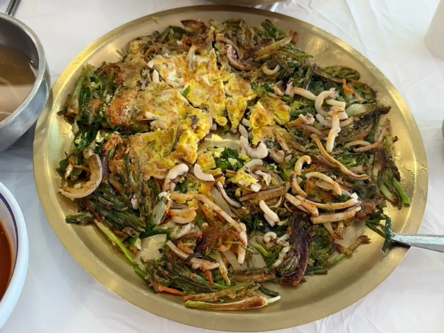 Three-combo mulhoe with a variety of raw fish