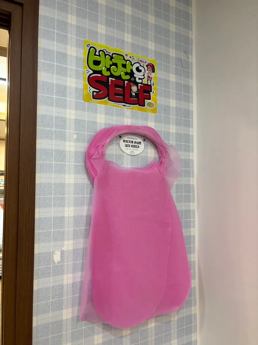 테이블에 설치된 태블릿 주문 화면