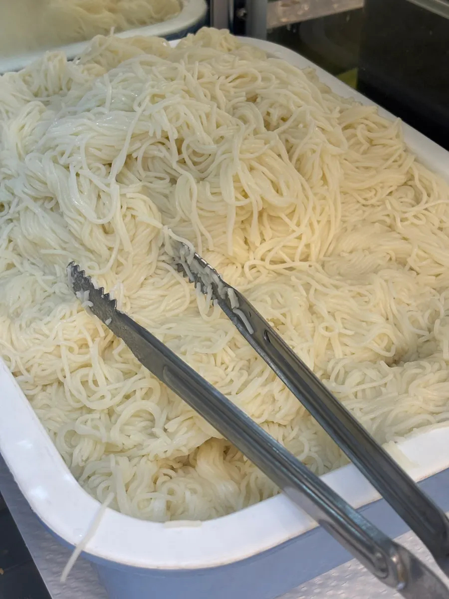 접시에 담아 온 셀프바 사이드 메뉴