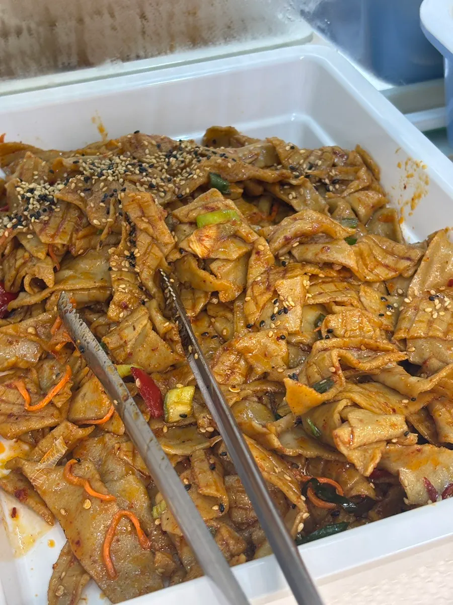 테이블에 차려진 셀프바 반찬 세팅