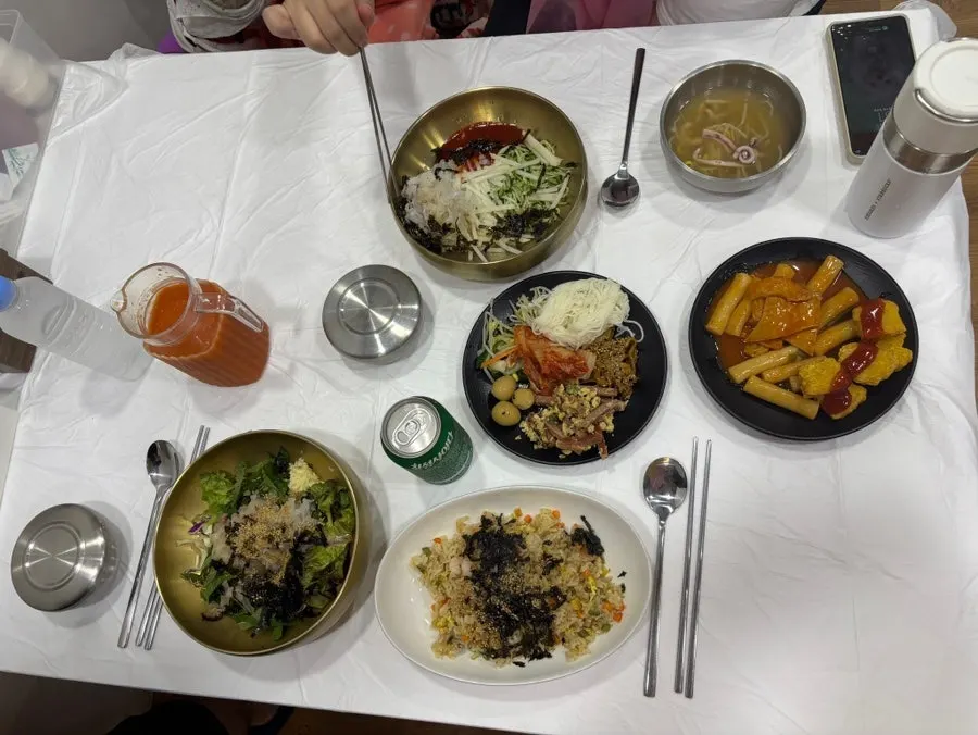 참가자미물회와 회덮밥 한 상 세팅