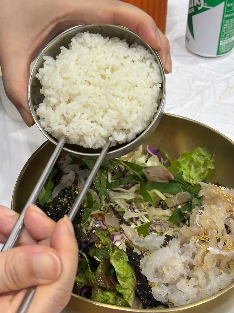 공기밥과 함께 나온 회덮밥