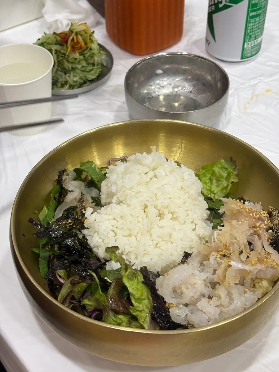 초장을 둘러 비빈 회덮밥