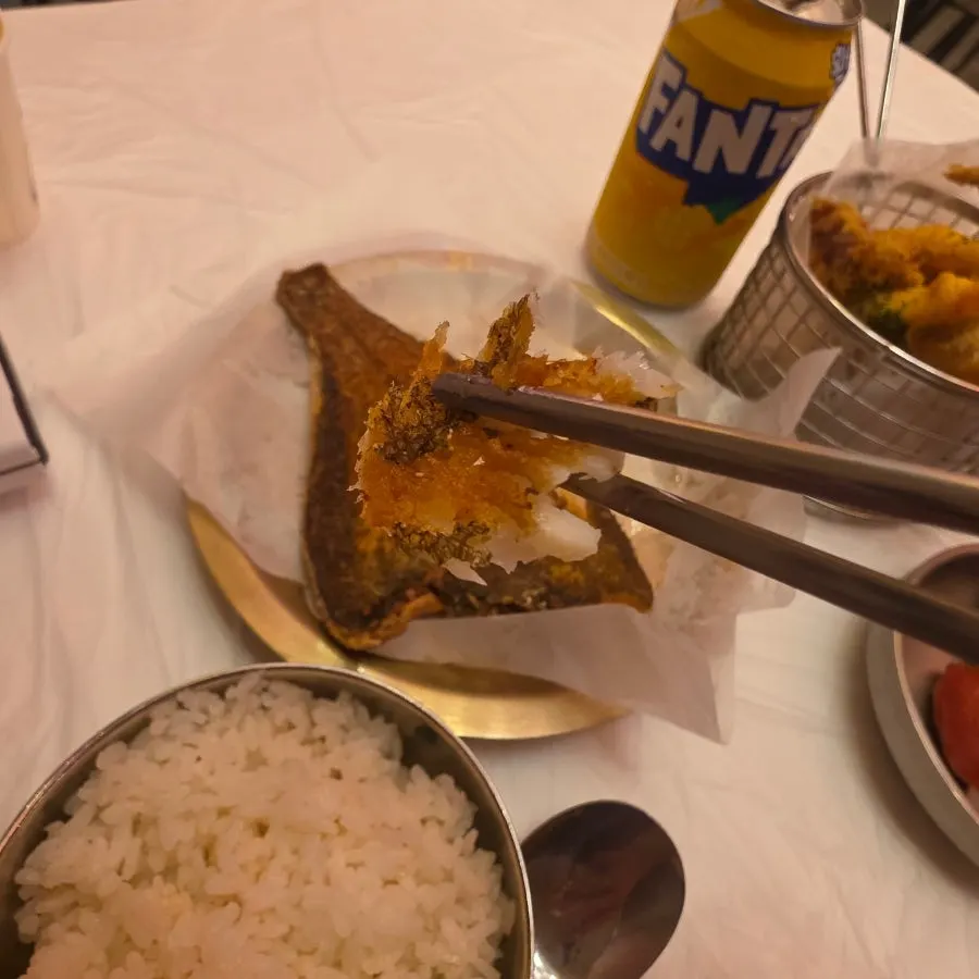 밥 위에 가자미를 올린 한 숟가락