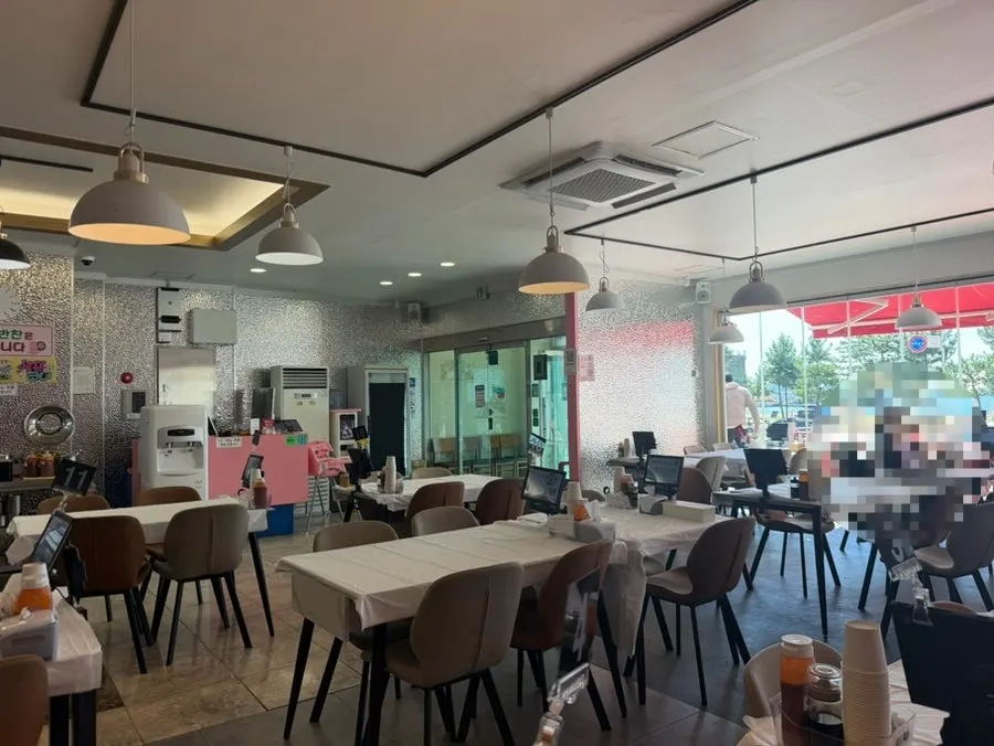 Ppwang Mulhoe interior already busy with customers early in the day