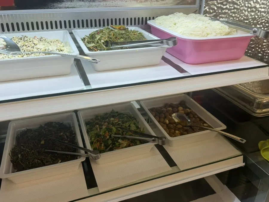 셀프바에서 담아온 반찬 접시