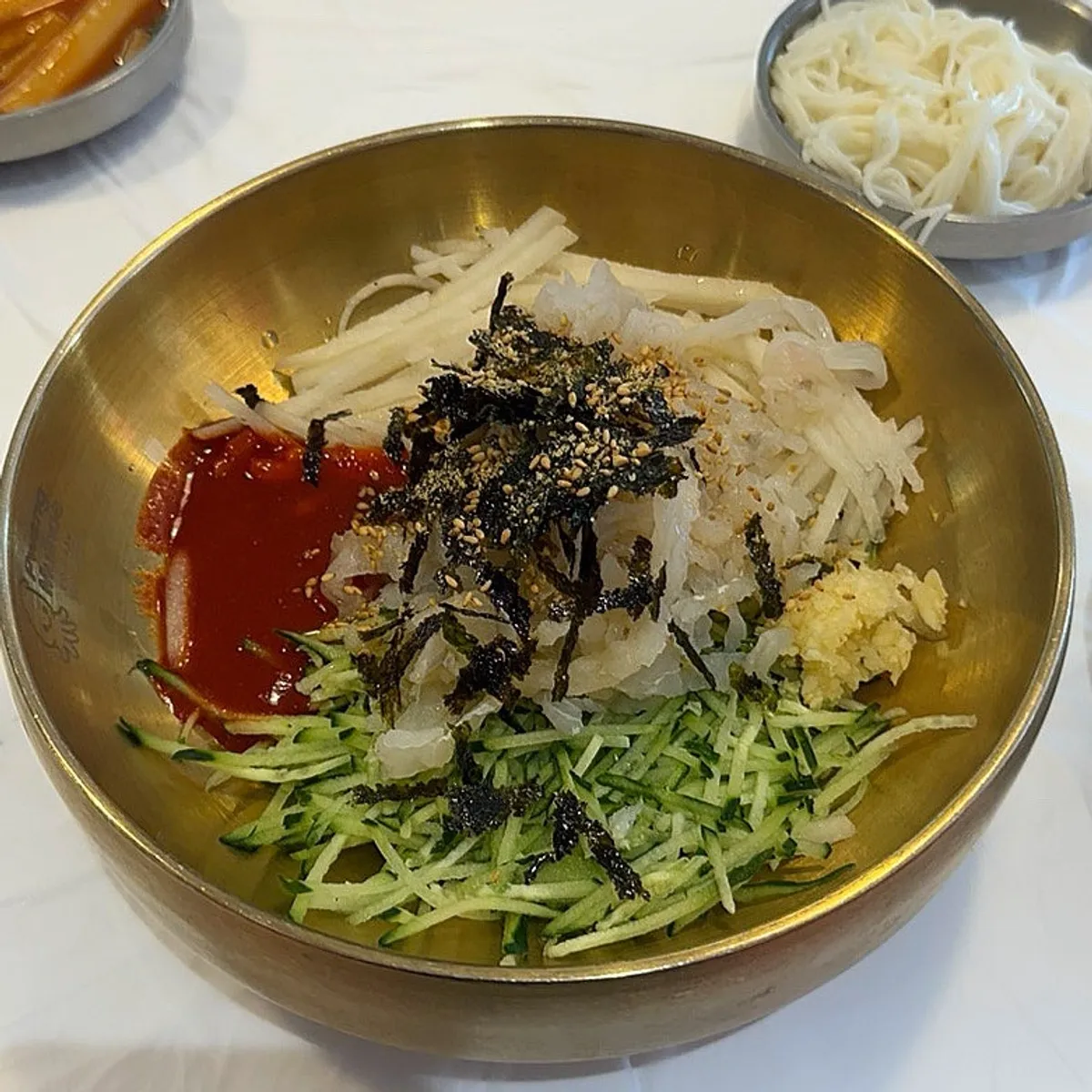 회가 푸짐하게 올라간 참가자미물회