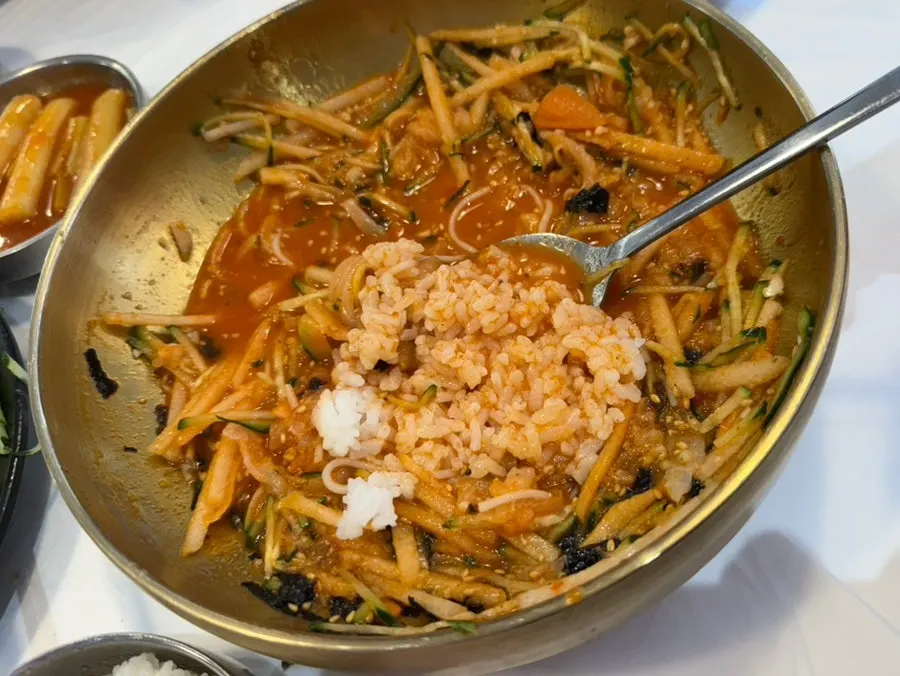 Rice mixed into the mulhoe broth